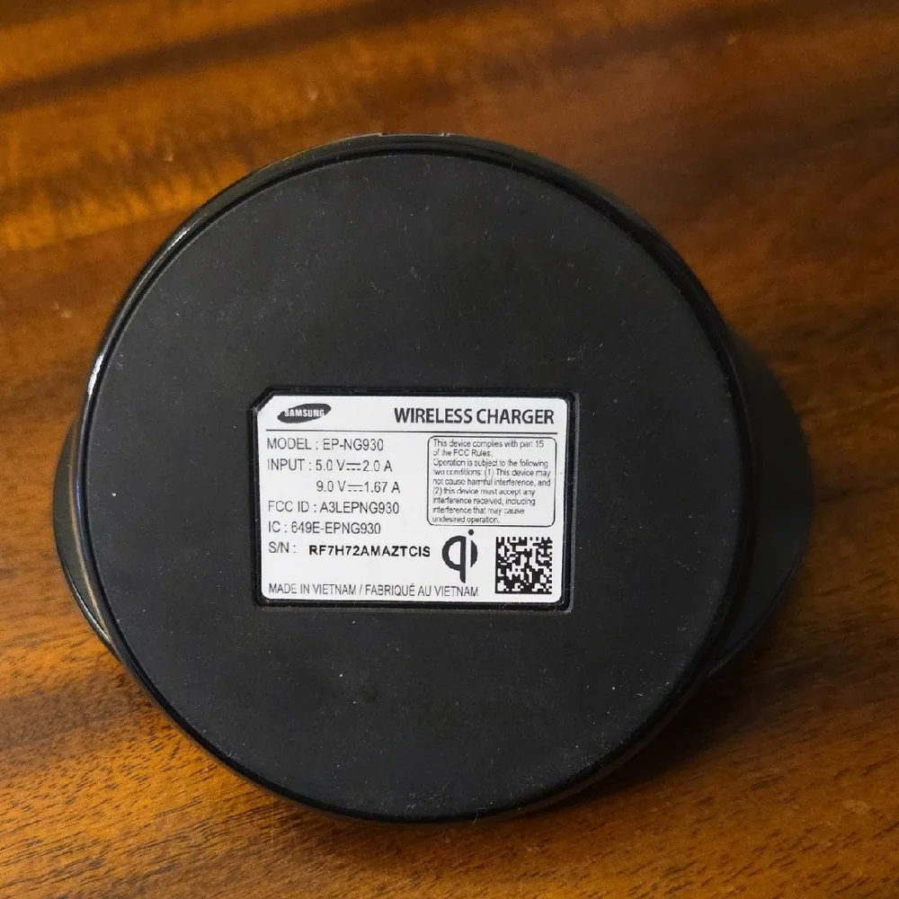 • Samsung • Black Fast Charge Stand